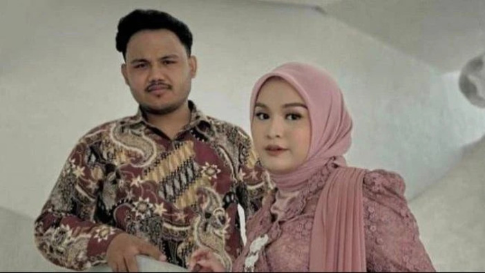 Salma Salsabil, juara Indonesian Idol dilamar sang kekasih Dimansyah Laitupa.