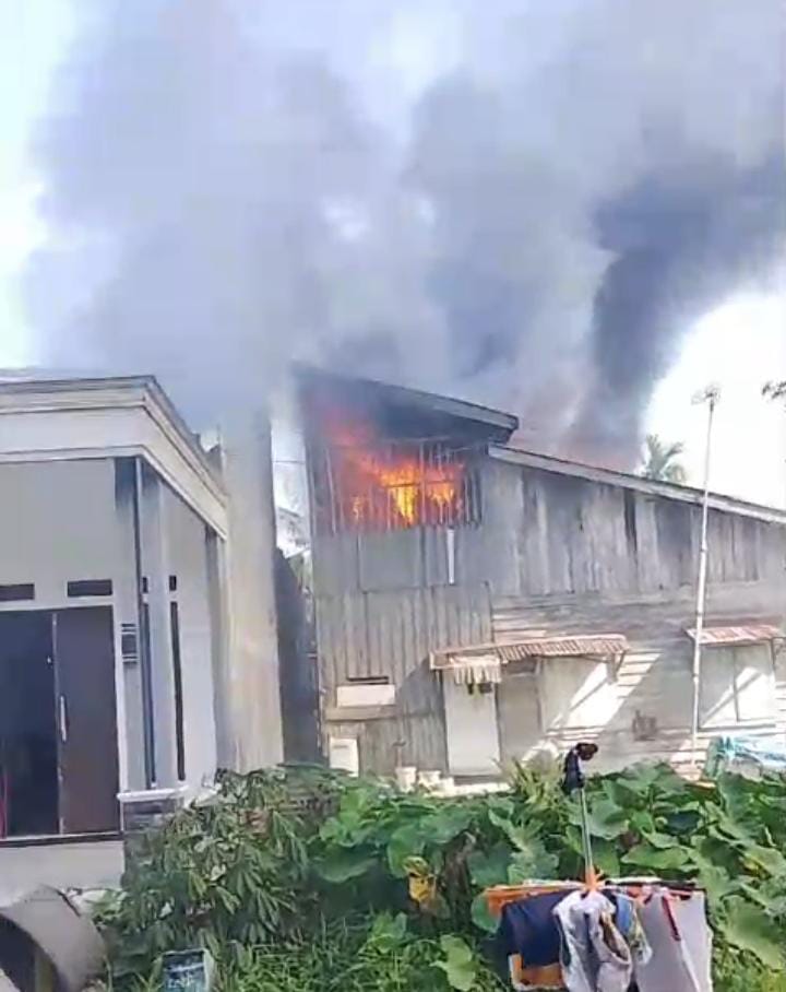 Api Mengamuk di permukiman warga Jalan Cipto Mangunkusumo, Gang 2, RT 4, Kelurahan Harapan Baru, Kecamatan Loa Janan Ilir. (FOTO/RELAWAN)