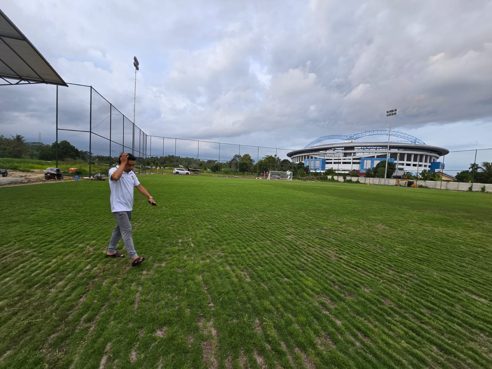 PROGRES: Lapangan latihan di Stadion Batakan dikatakan bisa digunakan Februari, bulan depan.