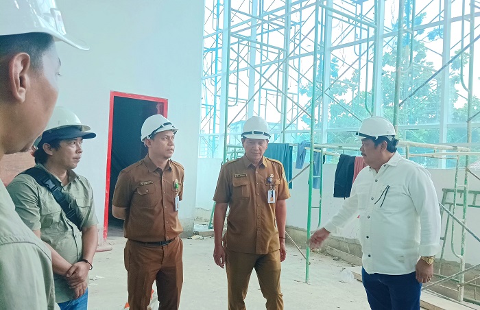 TINJAU: Ketua Komisi III DPRD Kaltim Abdulloh lakukan peninjauan proyek pembangunan gedung di RSKD Balikpapan.