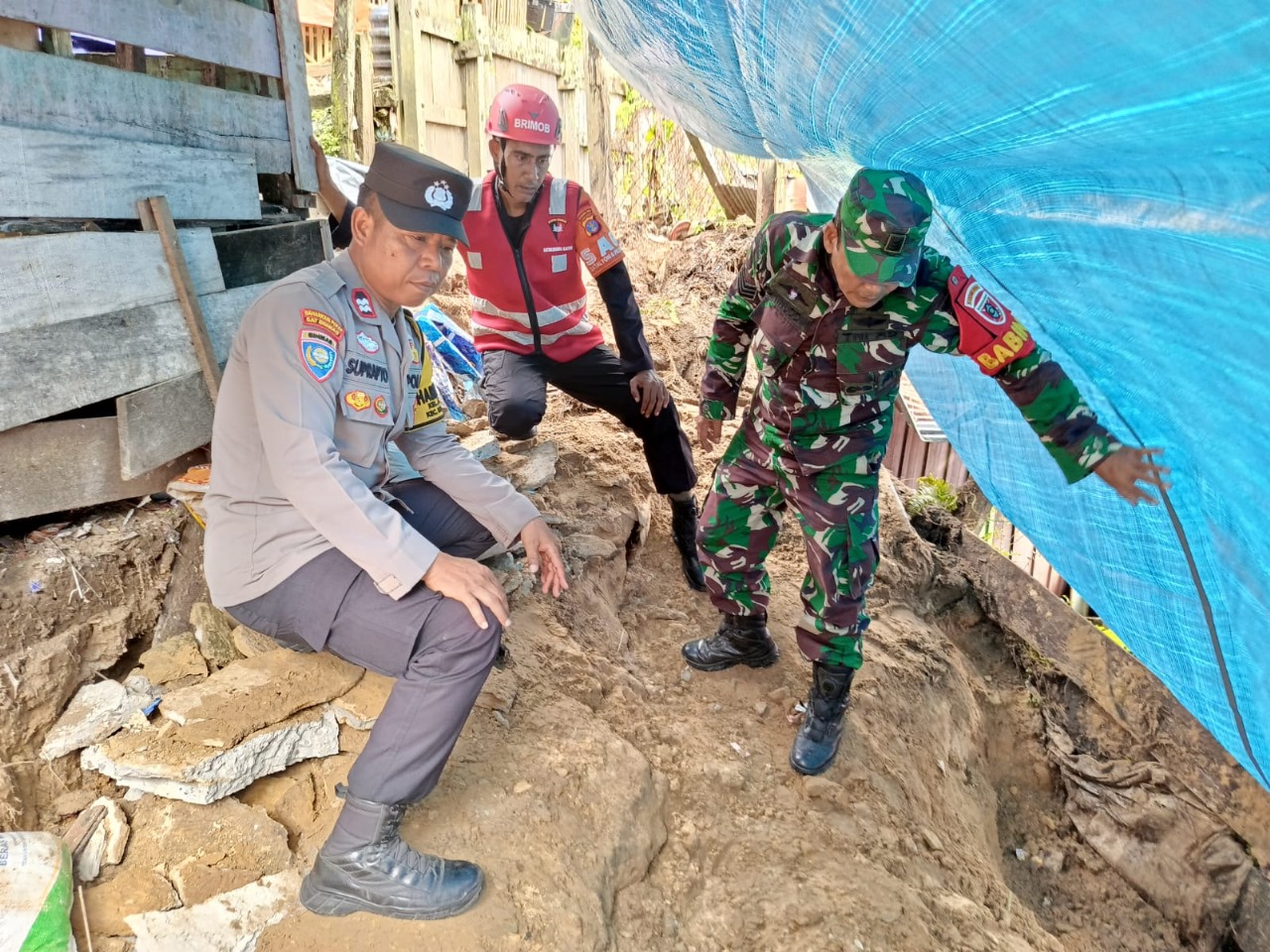 Tanah longsor terjadi sekitar rumah warga Jalan Borobudur, RT 36 Muara Rapak, Balikpapan Utara.