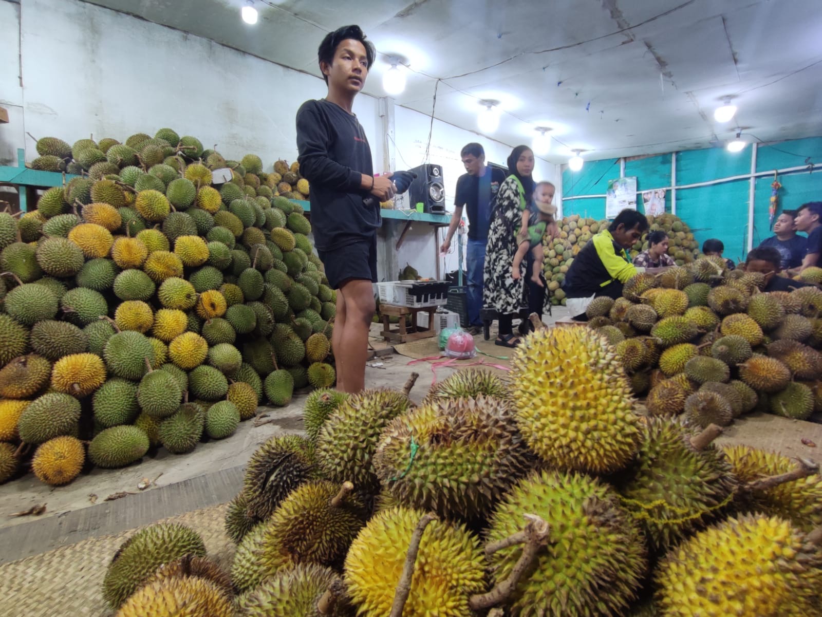 Kabupaten Paser banyak kedatangan pasokan durian dari berbagai wilayah, mayoritas dari Kalimantan Tengah.