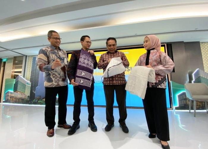 Direktur Sales and Distribution BSI Anton Sukarna (ketiga dari kiri) Bersama dengan SVP Corporate Secretary and Communication BSI Wisnu Sunandar (kiri), menunjukkan kain ihram di Kantor BSI Jakarta