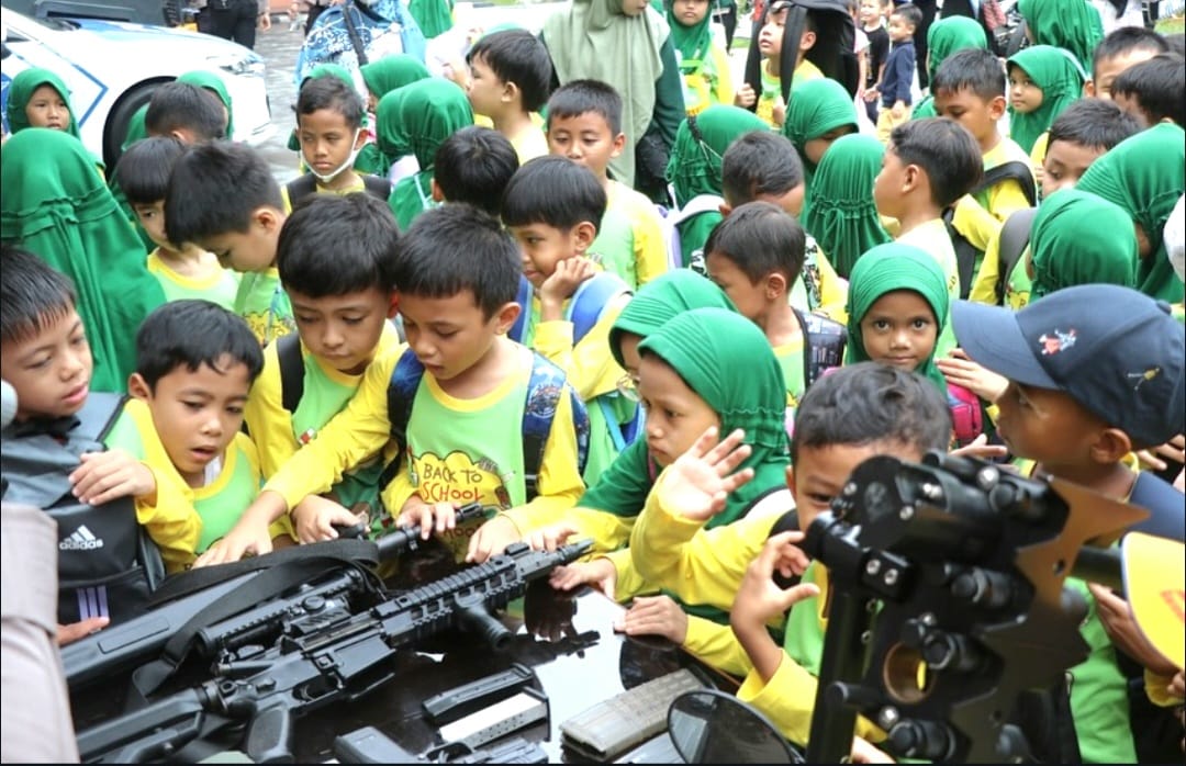 Pengenalan sejumlah peralatan kepolisian serta rambu lalu lintas dipaparkan saat murid SD Patra Dharma I Balikpapan berkunjung ke markas Polda Kaltim. (ist)
