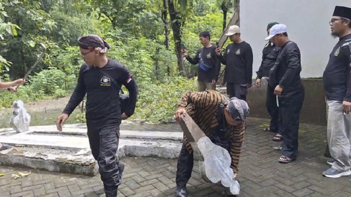 Aksi pembongkaran makam
