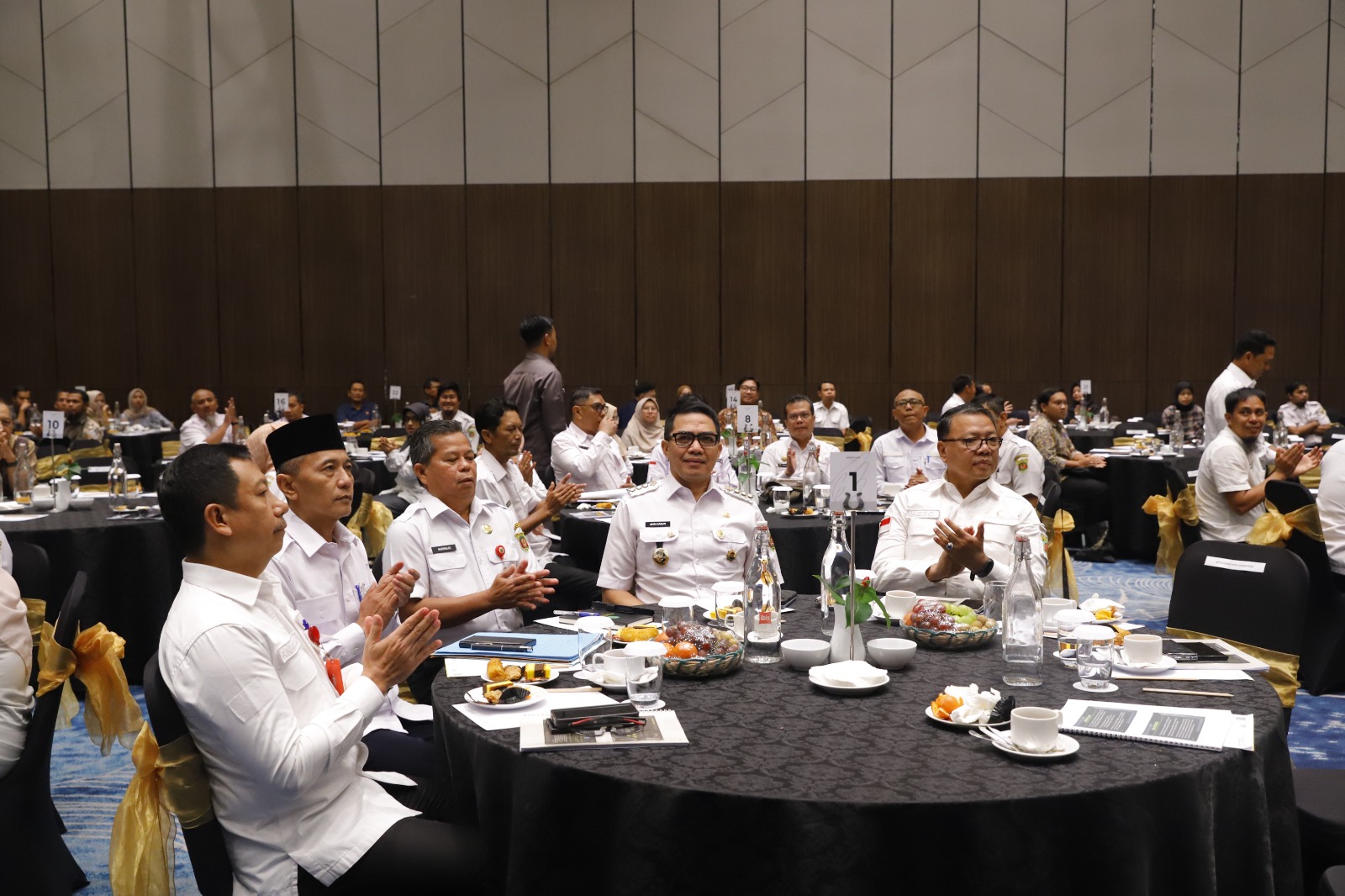 Wali Kota Samarinda Andi Harun (tengah) di sela kegiatan presentasi rencana bisnis perumdam Tirta kencana Samarinda 2025-2029 di Hotel Mercure Samarinda, beberapa waktu lalu. (IST)