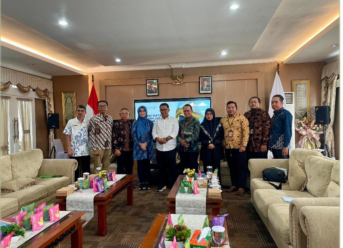 SAMBUT BAIK: Akmal Malik (kemeja putih) bersama para akademika FIB Universitas Mulawarman, dan bersama Biro Kesra, Disdikbud, Dispora Kaltim dan tamu lainnya di VIP Room Rumah Jabatan Gubernur Kaltim.