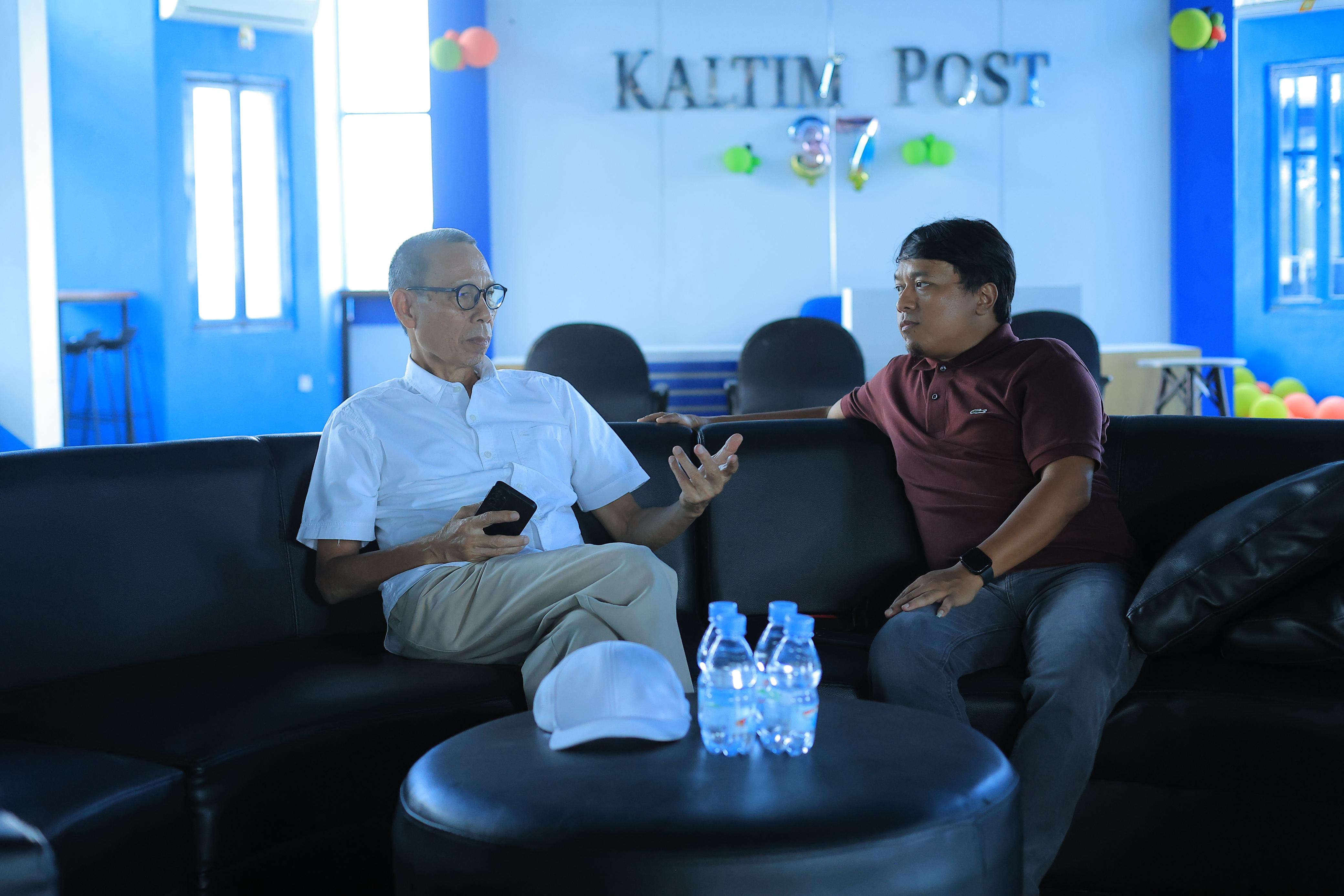 BENTUK PENGHORMATAN: Mohammad Djailani bersama Pemimpin Redaksi Kaltim Post saat berkunjung di Gedung Biru. (FOTO: FUAD/KP)