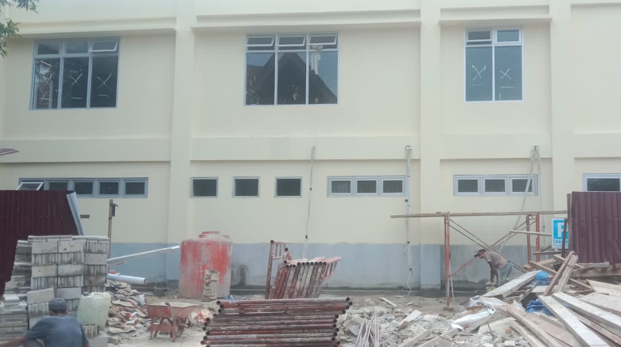 MELESET: Bangunan gedung UGD RSUD Harapan Insan Sendawar, belum rampung. (FOTO: SUNARDI/KP)
