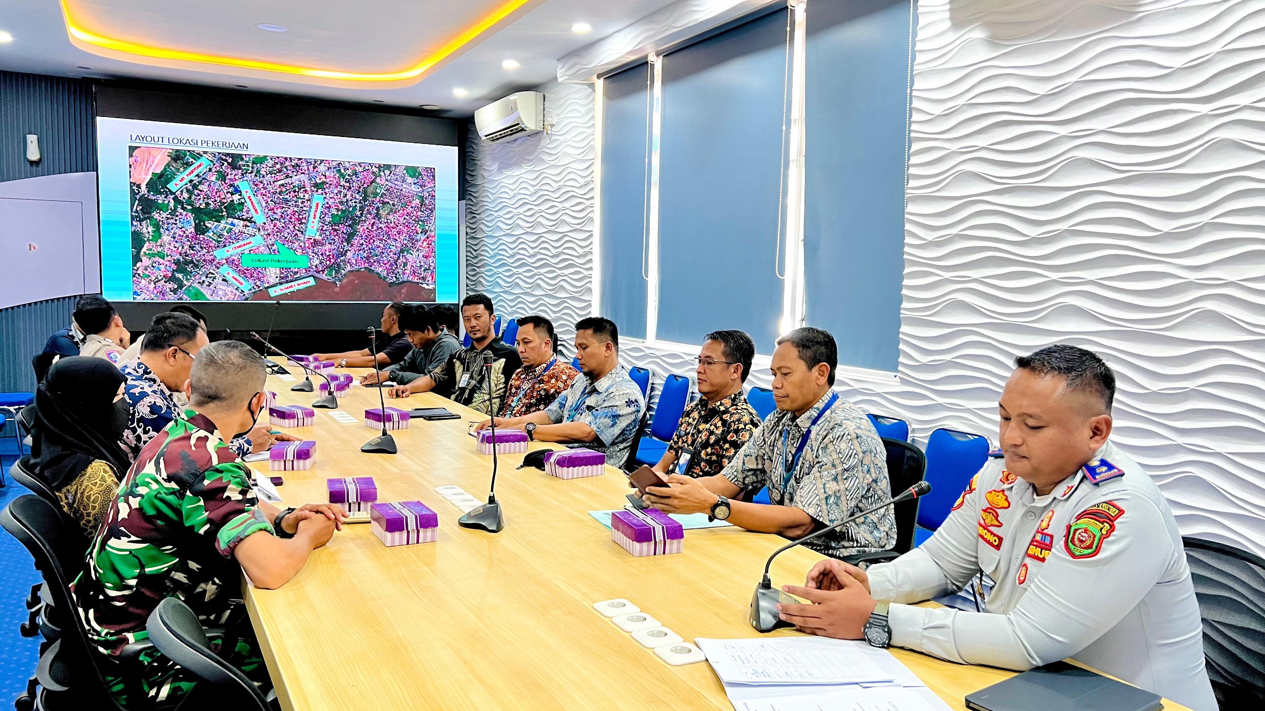 RUMUSKAN: Rapat koordinasi antara Perumdam Tirta Kencana bersama Dishub Samarinda pada Kamis (16/1). (FOTO: IST)