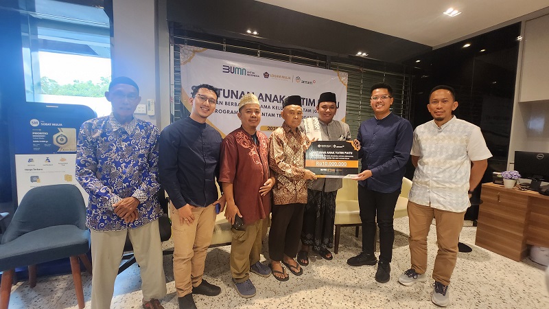 KESEJAHTERAAN: Mohammad Adityo Kusumowardhono (dua kanan) bersama jajaran manajemen Antam secara simbolis menyalurkan santunan kepada Panti Asuhan As-Salam dan Baitul Yatama As Adiyyah Balikpapan.