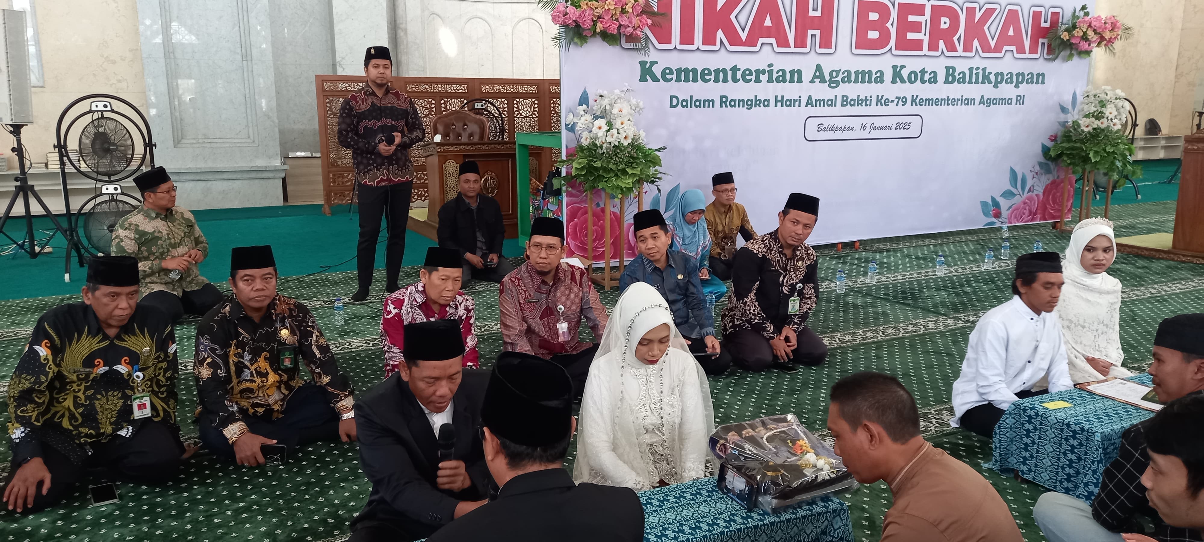 Kepala Kemenag Balikpapan didampingi Kakanwil Kemenag Kaltim menyaksikan jalannya akad nikah pada delapan  mempelai yang menjadi pesertanya, di Masjid Madinatul Iman, Islamic Center Balikpapan. (*)