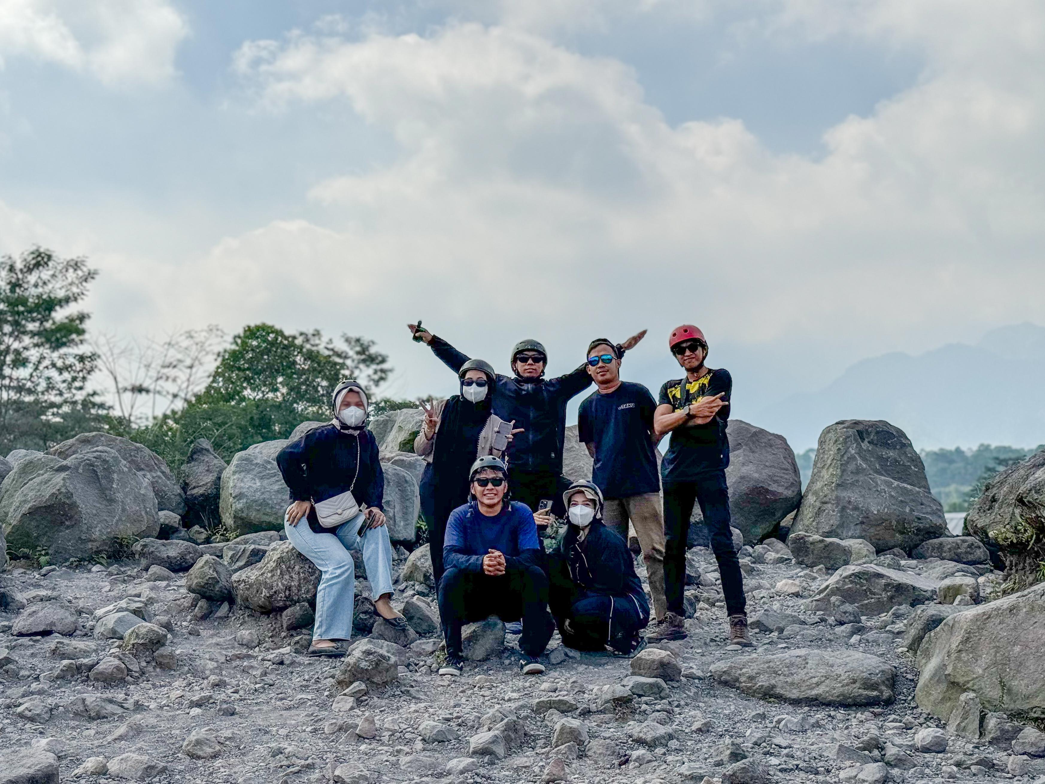 PELISERAN TAK TERLUPAKAN: Dari lautan pasir Bromo yang memukau hingga kuliner khas Jogjakarta yang menggoda, semuanya menyatu dalam perjalanan yang penuh makna.