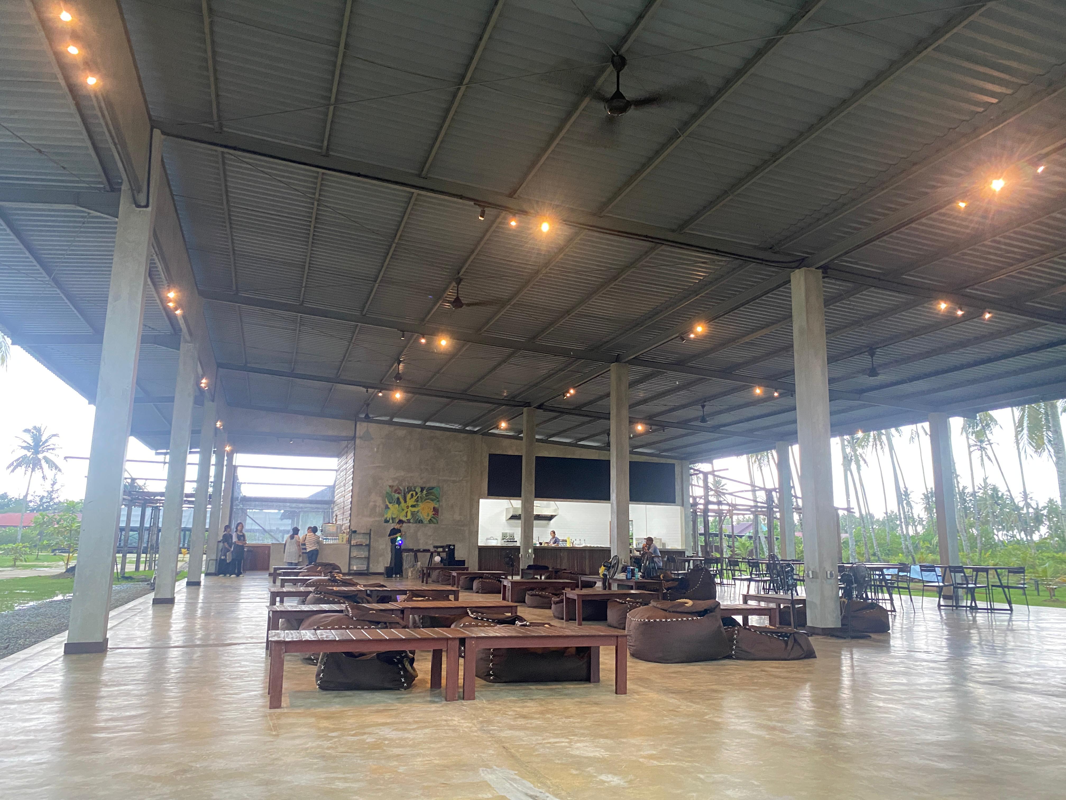 MENIKMATI DI UJUNG TIMUR: Para pengunjung Watu Beach Resto juga dapat menikmati suasana pantai sembari melihat pemandangan hijau.