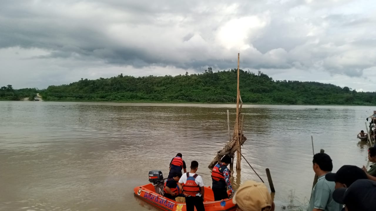UPAYA PENCARIAN: Proses pencarian bocah tenggelam terus dilakukan tim SAR gabungan di Sungai Mahakam.