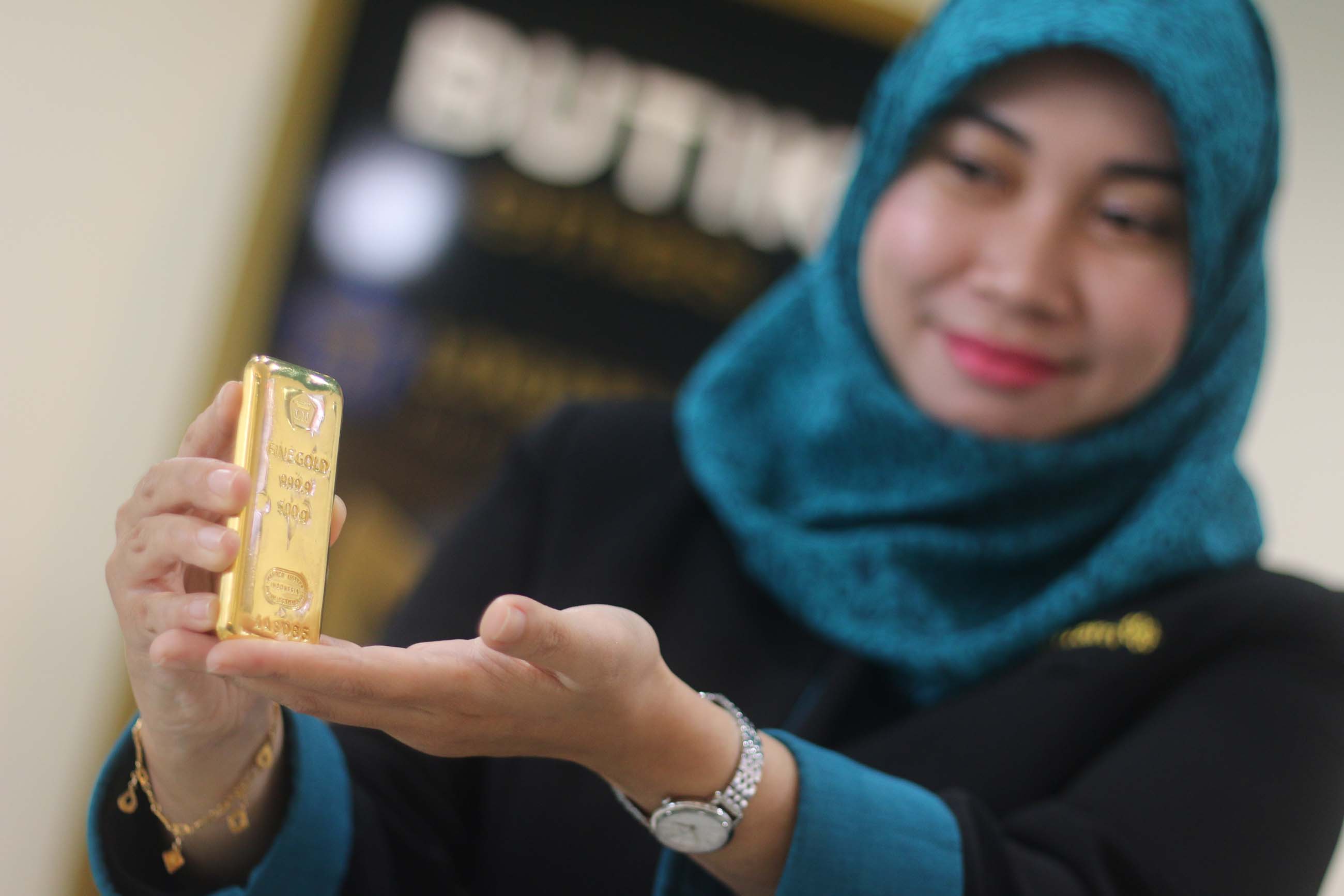 MENJANJIKAN: Harga emas Antam 24 karat sendiri mengalami kenaikan sebesar Rp 19.000 per gram dalam delapan hari terakhir, dari Rp 1.568.000 menjadi Rp 1.587.000 per gram.