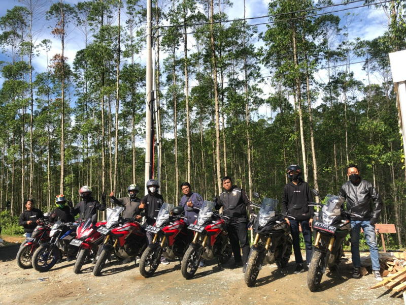 KEAMANAN: Para pengendara motor diimbau lebih berhati-hati saat berkendara di musim hujan.