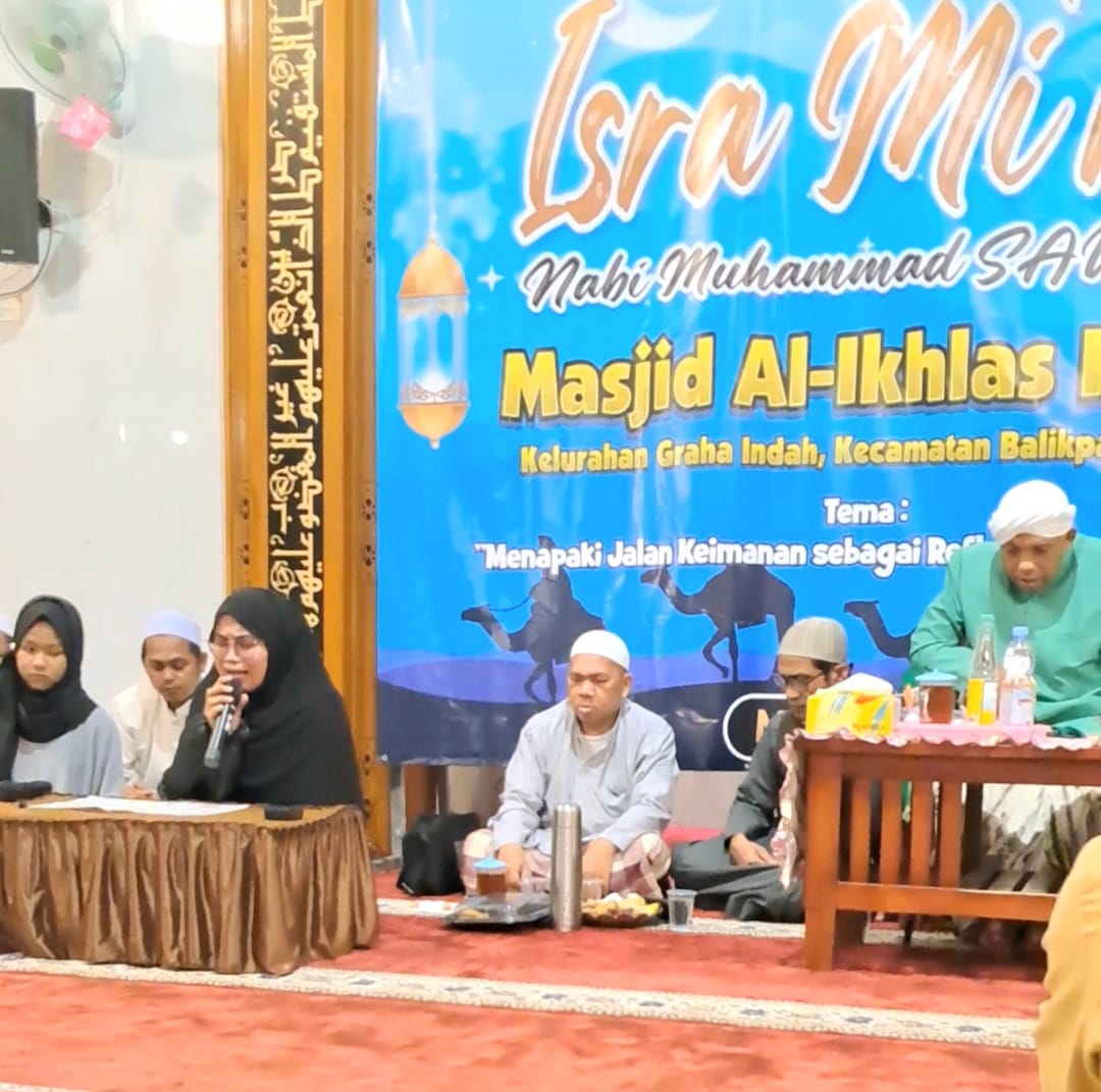 ISRA MIRAJ: Lantunan ayat suci Al Quran surah Al Isra dikumandangkan saat peringatan Isra Miraj di Masjid Al Ikhlas, Soekarno-Hatta KM 7, Balikpapan Utara. &nbsp;