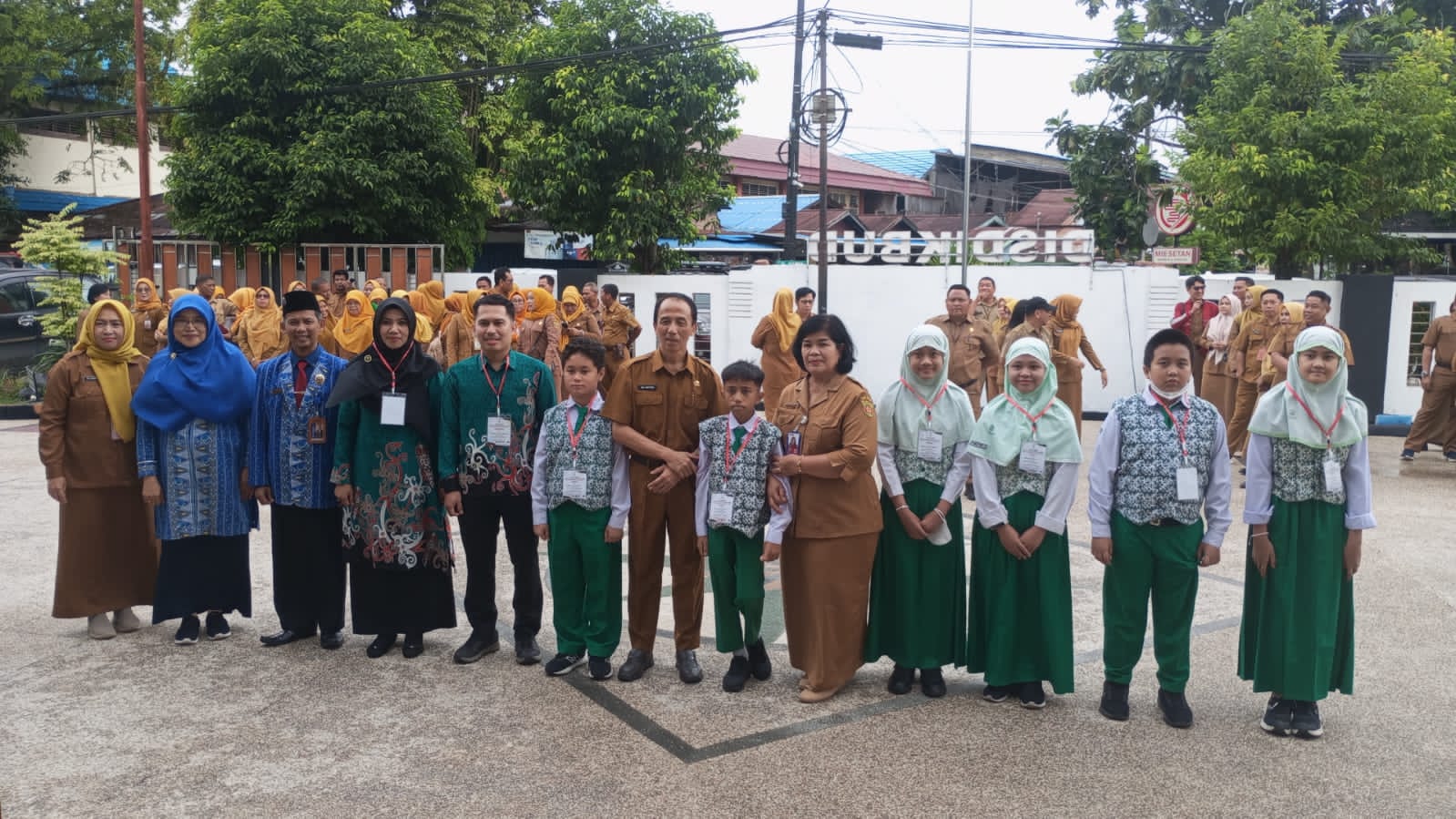 Kepala Dinas Pendidikan dan Kebudayaan (Disdikbud) Samarinda melepas lima siswa dan siswi yang akan bertanding di final OMBN 2025.(Foto: Ist)