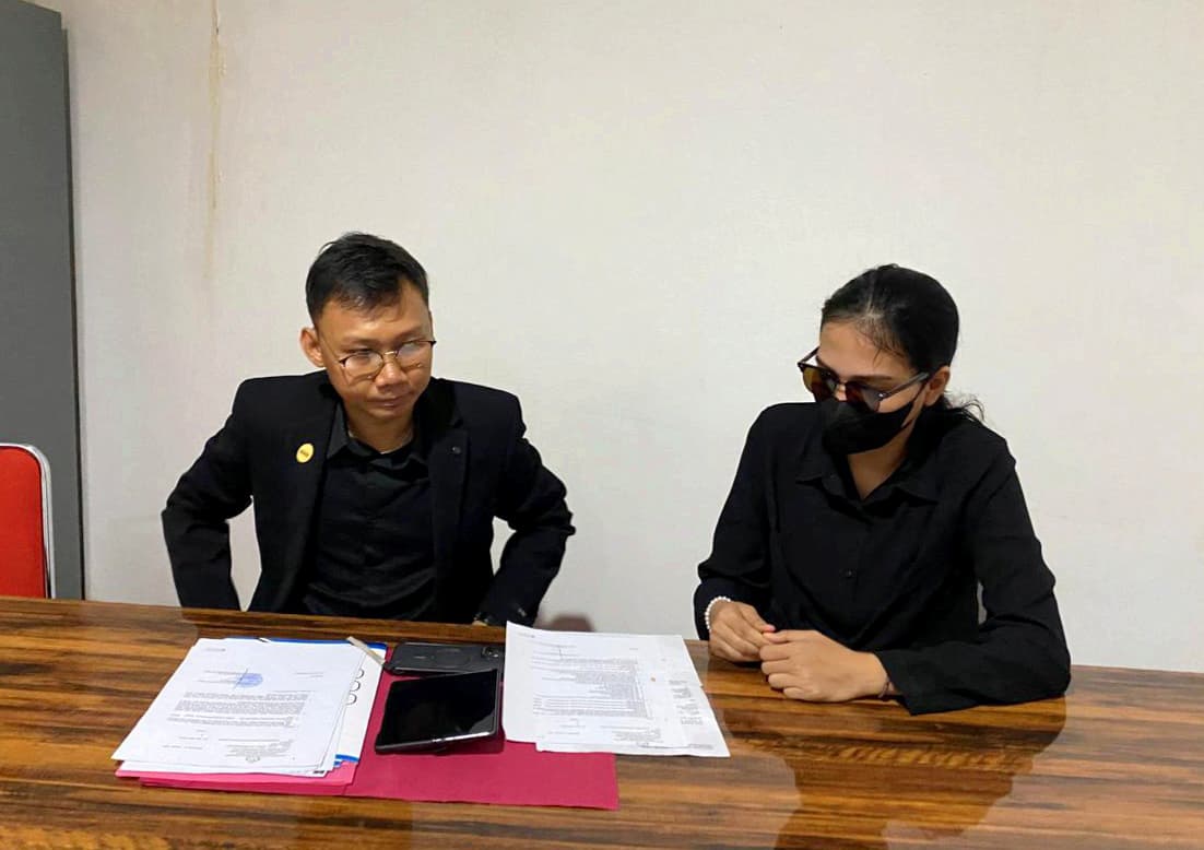 KEADILAN: Ibu korban didampingi kuasa hukumnya berharap kasus segera dituntaskan. (FOTO: SYAHRUL/KP)