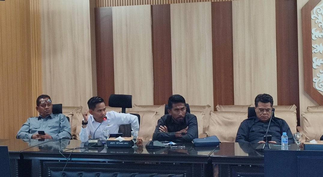 KRITIK PELAYANAN: Anggota DPRD Paser Zulkfikar Yusliskatin (baju putih) saat rapat gabungan bersama komisi DPRD dengan Perumdam Tirta Kandilo Paser, Senin (20/1/2025).