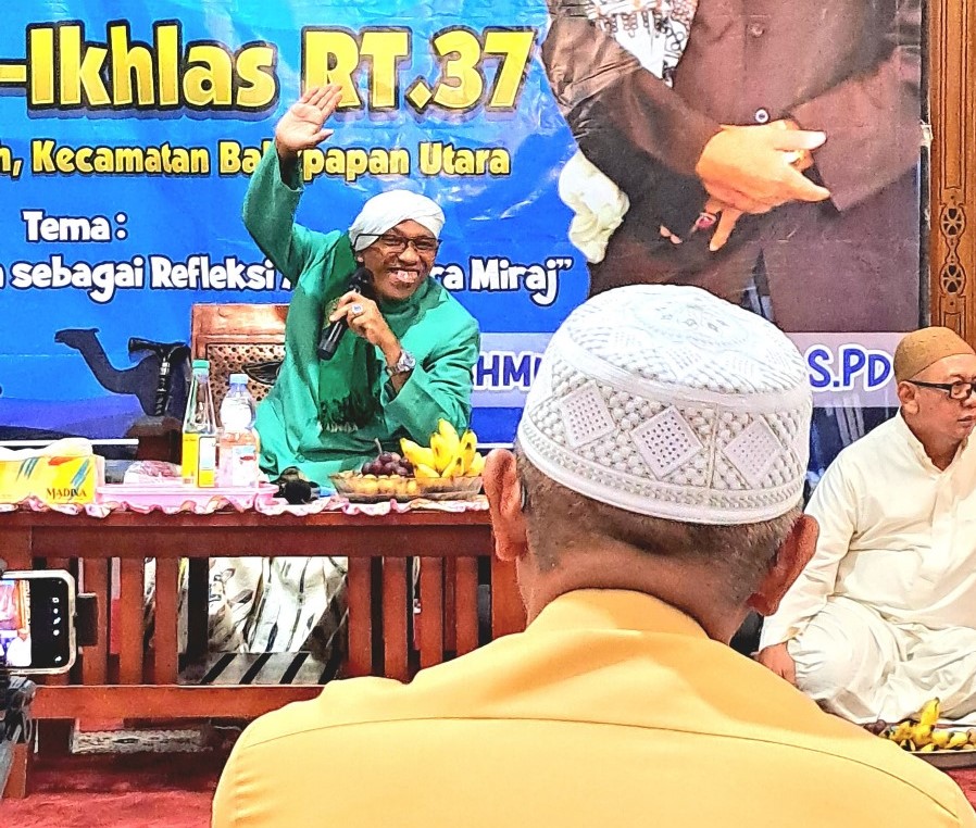 ISRA MIRAJ: KH Mahmud Syarkani Al Banjari menyampaikan ceramah di Masjid Al Ikhlas, Balikpapan Utara, Minggu (19/1) malam.