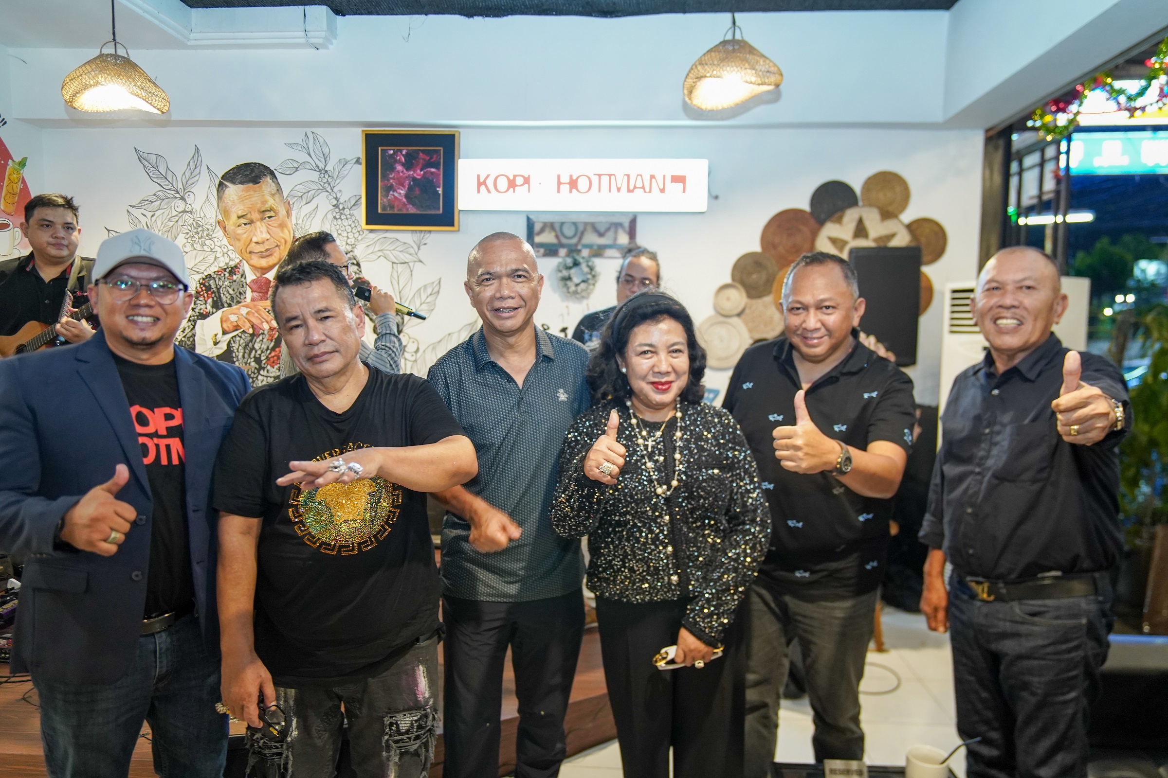TAMU SPESIAL: Hotman Paris Hutapea (dua kiri) bersama Reda Manthovani (tiga kiri) dan Ketut Sumedana (tiga kanan).