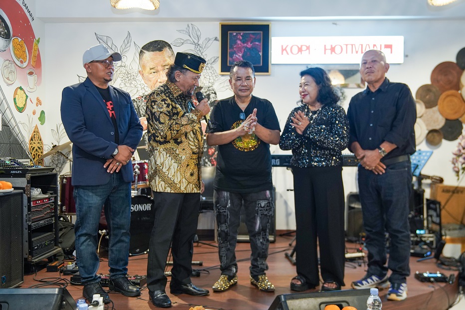 DAPAT DUKUNGAN: Sultan Kutai Kertanegara Ing Martadipura Aji Muhammad Arifin (dua kiri) hadir dalam Grand Opening Kopi Bang Hotman 911 di Bali, Sabtu (18/1) malam.
