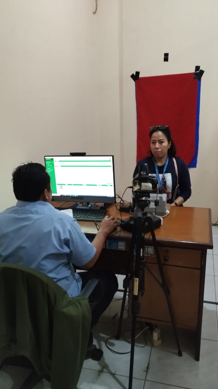 DIMANFAATKAN WARGA: Seorang warga tengah melakukan perekaman KTP-el di Kantor Camat Balikpapan Barat.