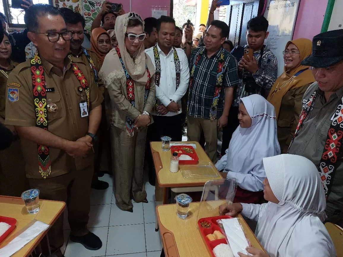 PENUHI UNDANGAN: Kunjungan kerja PJ Gubernur Kaltim Akmal Malik saat meninjau simulasi makan bergizi gratis di SLBN Tenggarong, Senin (13/1). Dalam kegiatan itu, hadir Rudy Mas&rsquo;ud.