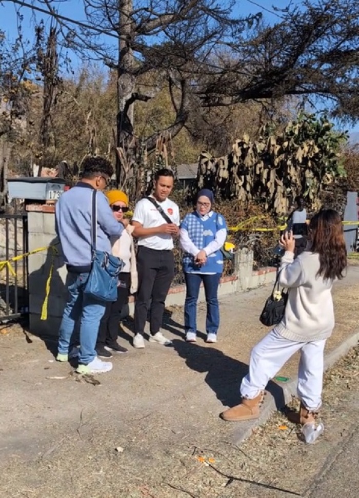 Tangkapan layar video Uya Kuya dan Astrid terlihat membuat konten di depan rumah korban kebakaran di Altadena, Los Angeles.