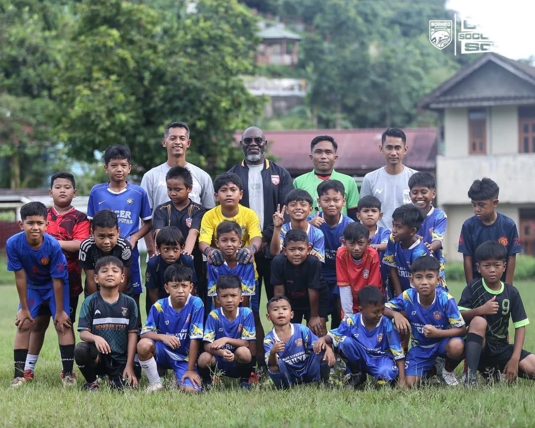 Jacksen F Tiago didampingi beberapa pelatih Akademi Borneo FC mengunjungi SSB Gerilya, Selasa (21/1).