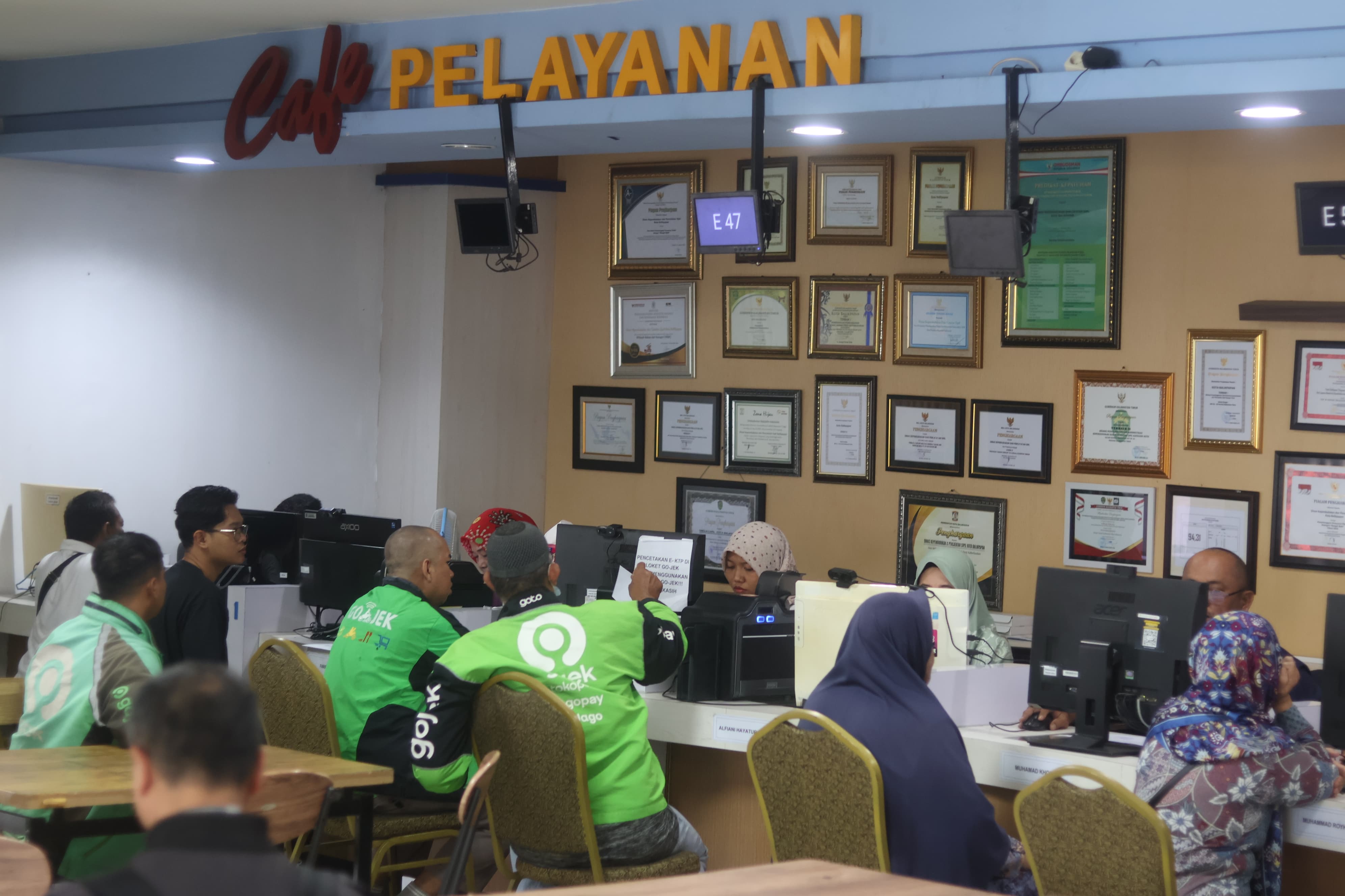 PELAYANAN: Disdukcapil kini hanya melayani konsultasi admindukcapil. Serta pengambilan KTP-el dan KIA melalui layanan GoSend.