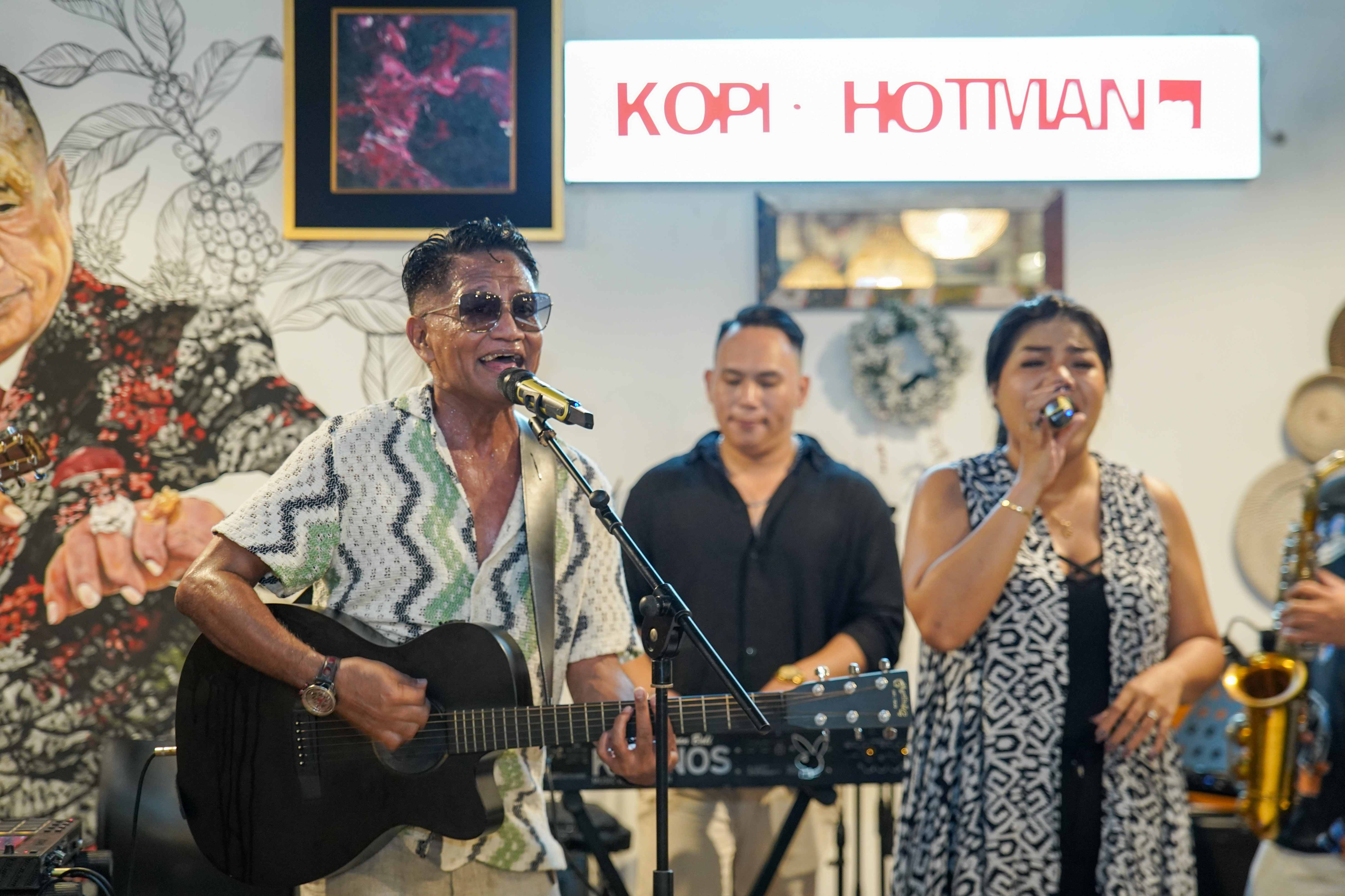 Andre Hehanussa (kiri) yang performance di Grand Opening Kopi Bang Hotman 911 Bali