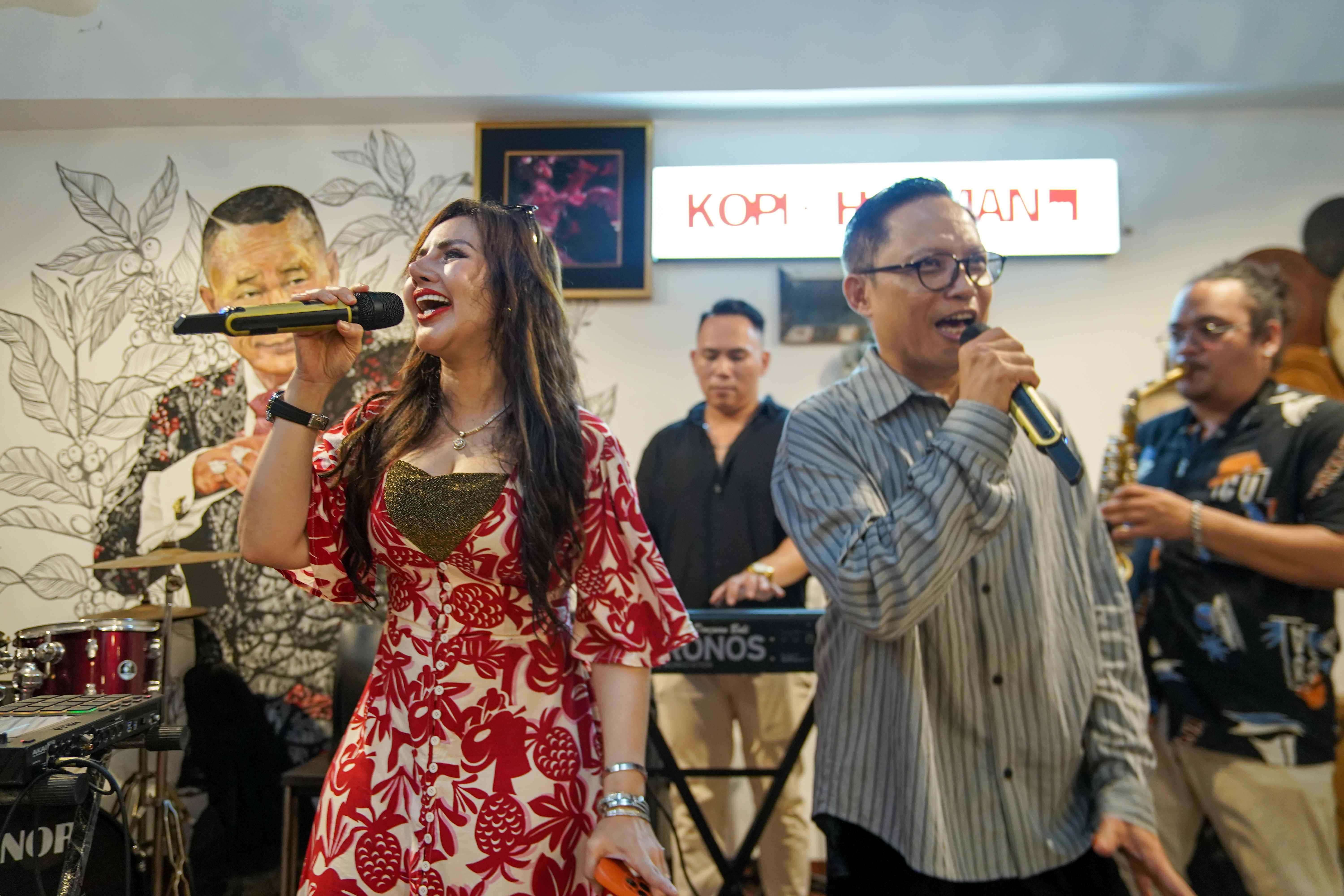 Sarwana Thamrin (kanan) dan Barbie Kumalasari saat performa di Grand Opening Kopi Bang Hotman 911 Bali