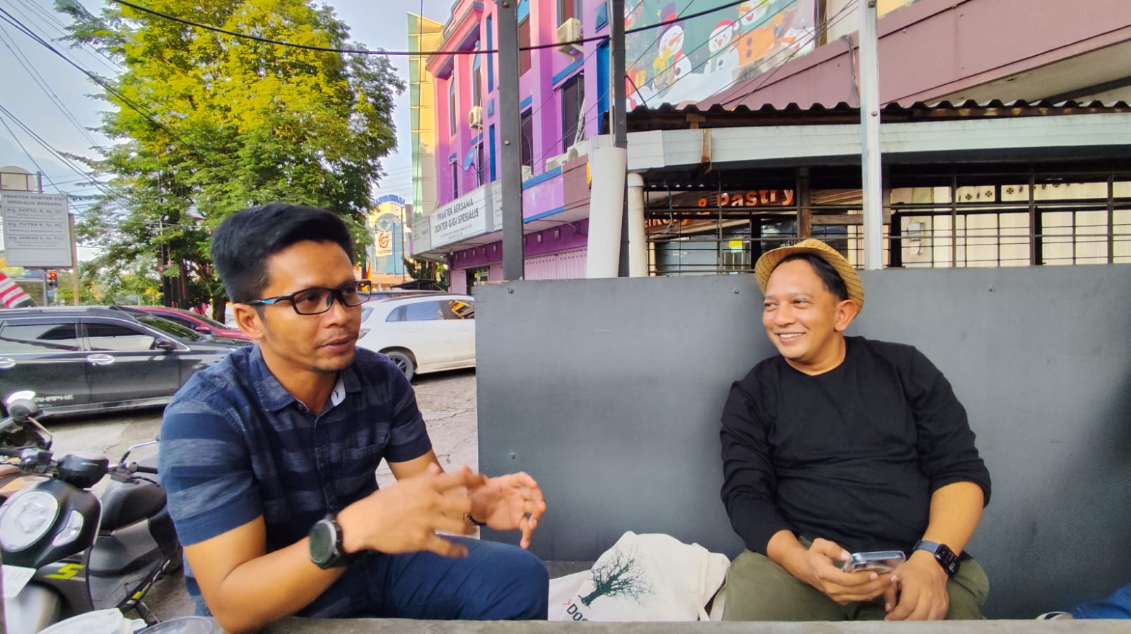 PEDULI LINGKUNGAN: Ali Rossit dan Vergian Septiandy ketika menerangkan tentang serba-serbi Pembangunan tugu Pesut Samarinda di simpang empat Mall Lembuswana. (FOTO: DENNY SAPUTRA)