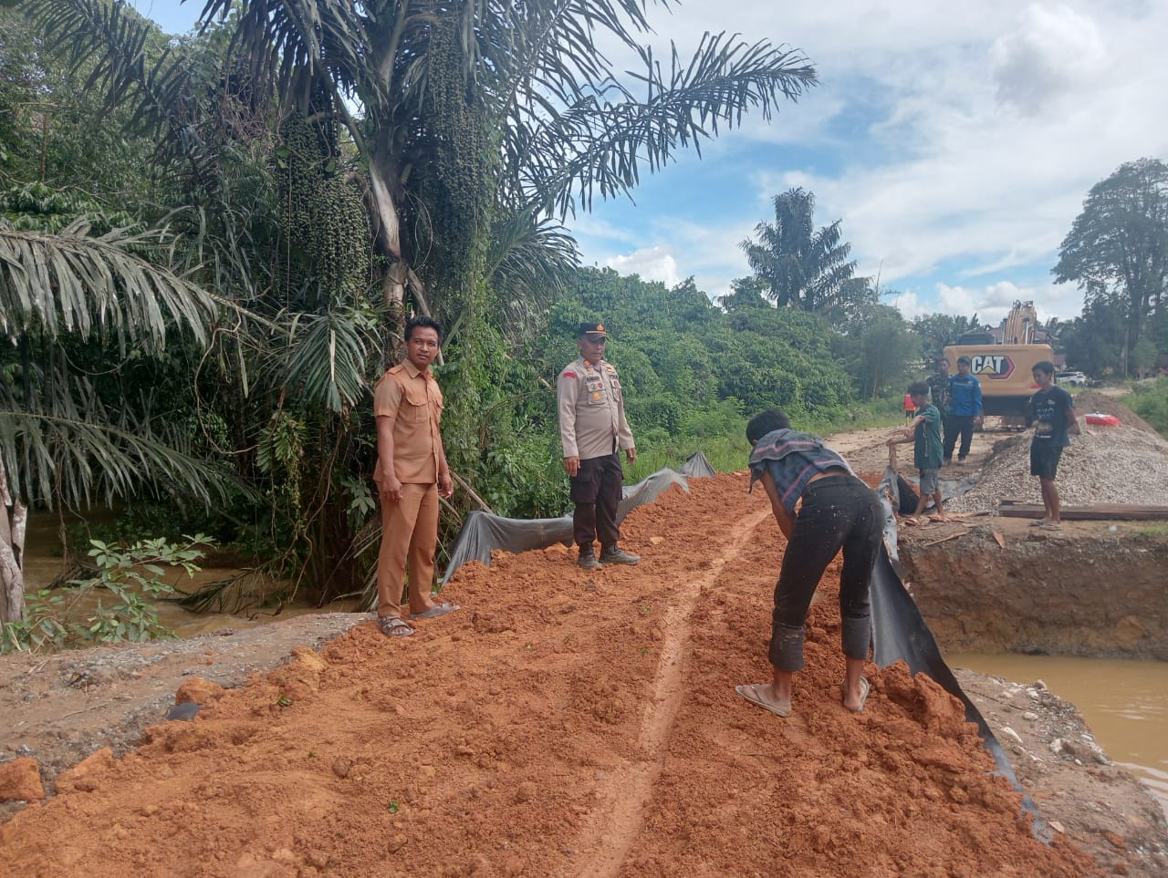 AMBROL: Jembatan darurat yang dibangun Dinas PUPR PPU ini ambrol pada bagian penopang tanahnya setelah dilewati kendaraan jenis besar.