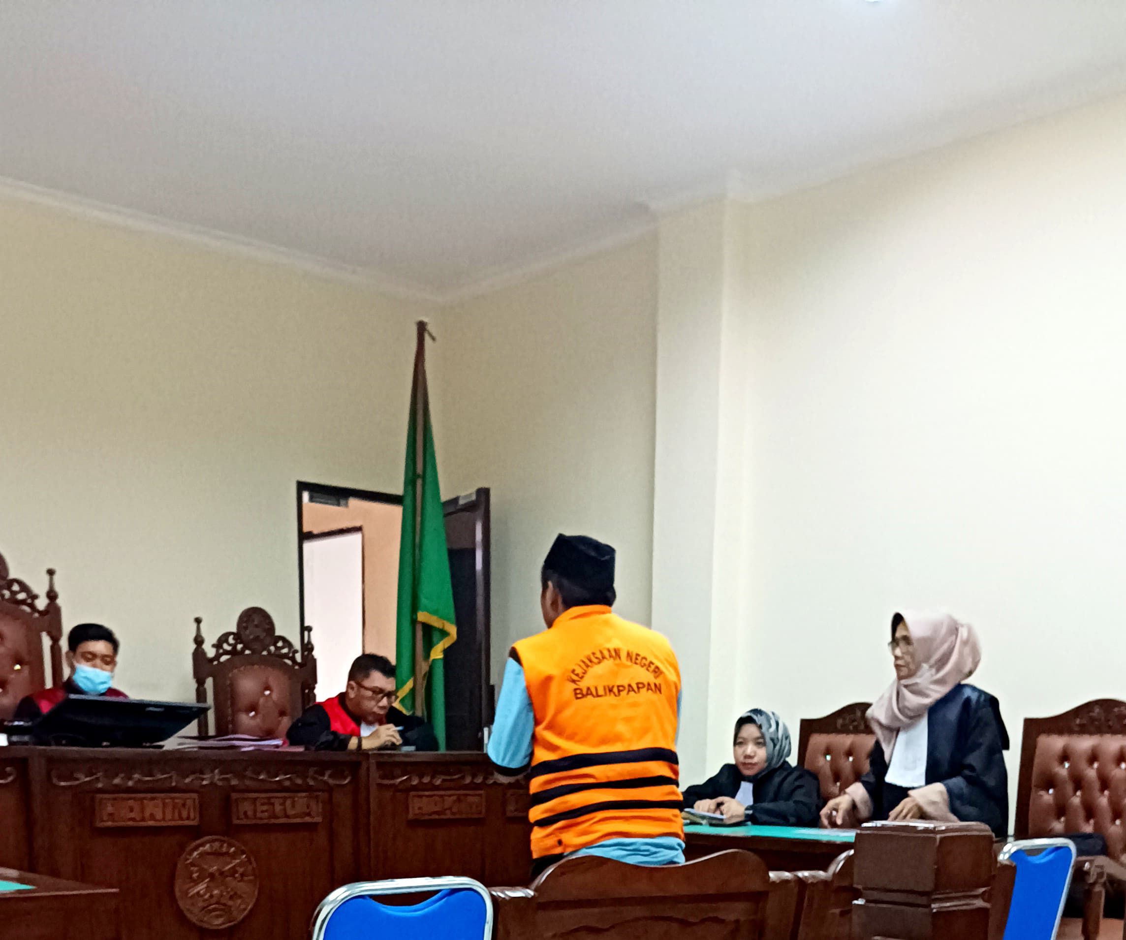CABUL: Terdakwa mengungkap perbuatan cabulnya di hadapan majelis hakim dan JPU di PN Balikpapan. (FOTO: Syahrul/KP).