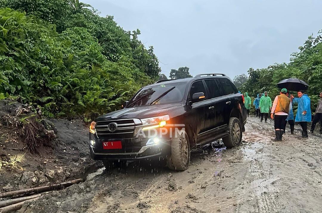 PARAH: Mobil dinas PJ Gubernur Kaltim, Akmal Malik tergelincir lumpur ketika melewati jalan penghubung Kubar-Mahulu. (FOTO: PEMPROV KALTIM)