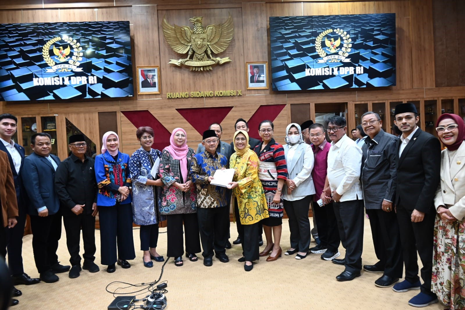 RAPAT KERJA: Ketua Komisi X DPR RI Hetifah Sjaifudian bersama Mendikdasmen Abdul Mu