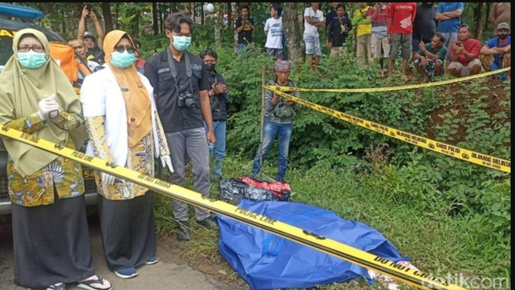 MEMASTIKAN: Petugas medis dari Puskesmas setempat melakukan pemeriksaan sebelum akhirnya sengaja dibawa ke RSUD Dr Soeroto Ngawi untuk  otopsi. (FOTO: IST)
