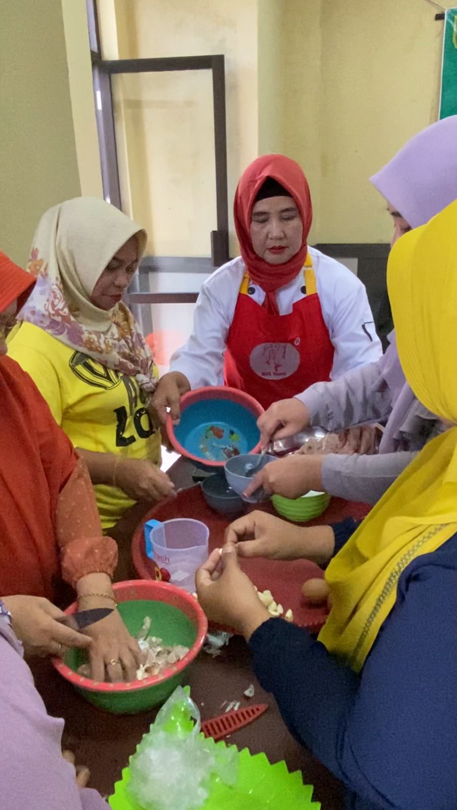Tuty (tengah) juga aktif memberi pelatihan untuk pengolahan pangan lokal. Mendorong dan memberdayakan ibu-ibu rumah tangga agar bisa meningkatkan ekonominya. (RORO/KP)