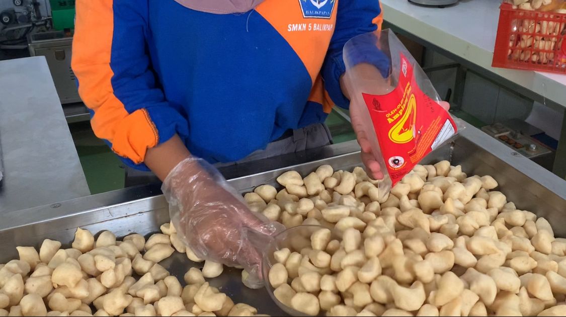 Usaha yang fokus di sektor perikanan ini berdiri pada Agustus, 14 tahun silam. Berbagai olahan dibuat mulai aneka amplang berbagai jenis ikan, kerupuk ikan, hingga pempek dan tekwan. (RORO/KP)