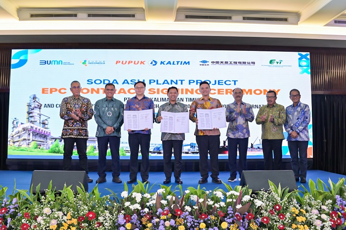 Jajaran direksi PT Pupuk Kaltim menandatangani kontrak engineering, procurement, and construction  untuk pembangunan pabrik soda ash pertama di Indonesia.