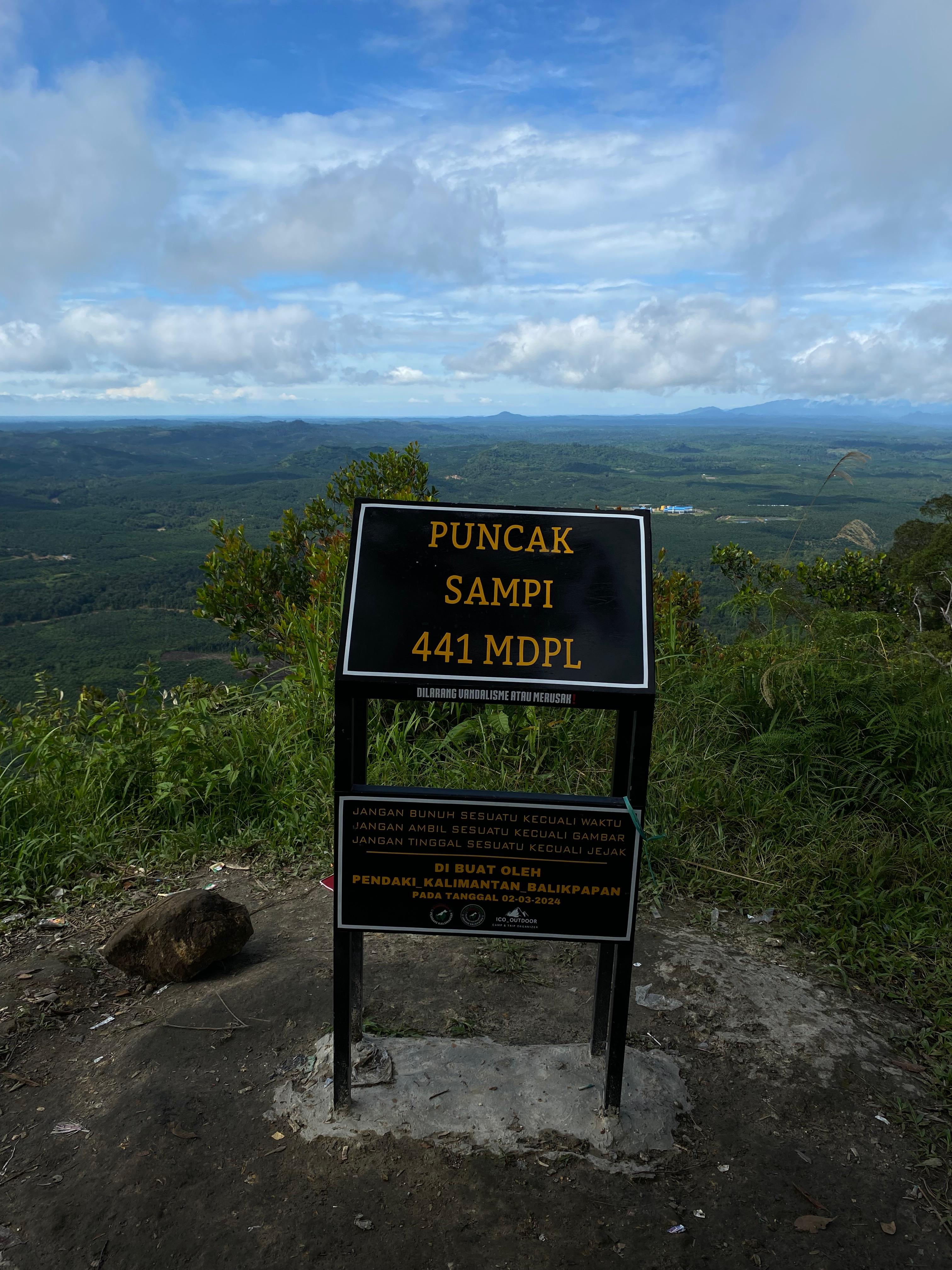 Tanda puncak Gunung Sampi