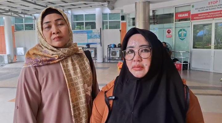 UNGKAP KONDISI KORBAN: Ketua TRC PPA Kaltim, Rina Zainun (kanan) membeberkan kondisi TM (20), yang kini disebut terbaring di RSUD AWS Samarinda.