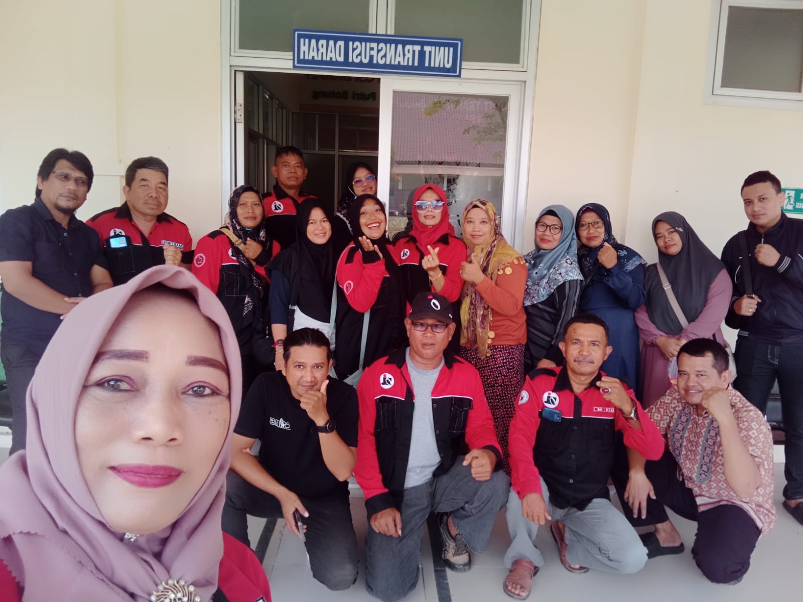 DONOR: Ketua BPK OI PPU, Amin Margo Santoso (dua kanan, jongkok) bersama anggota usai donor darah di UTD RSUD RAPB PPU, Sabtu.