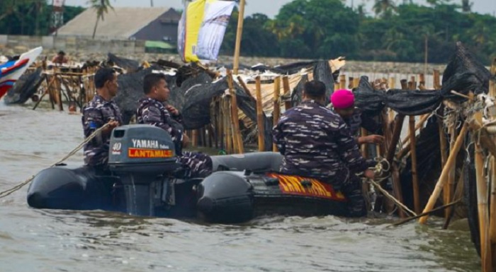 Pembongkaran pagar laut Tangerang yang dilakukan oleh TNI AL.