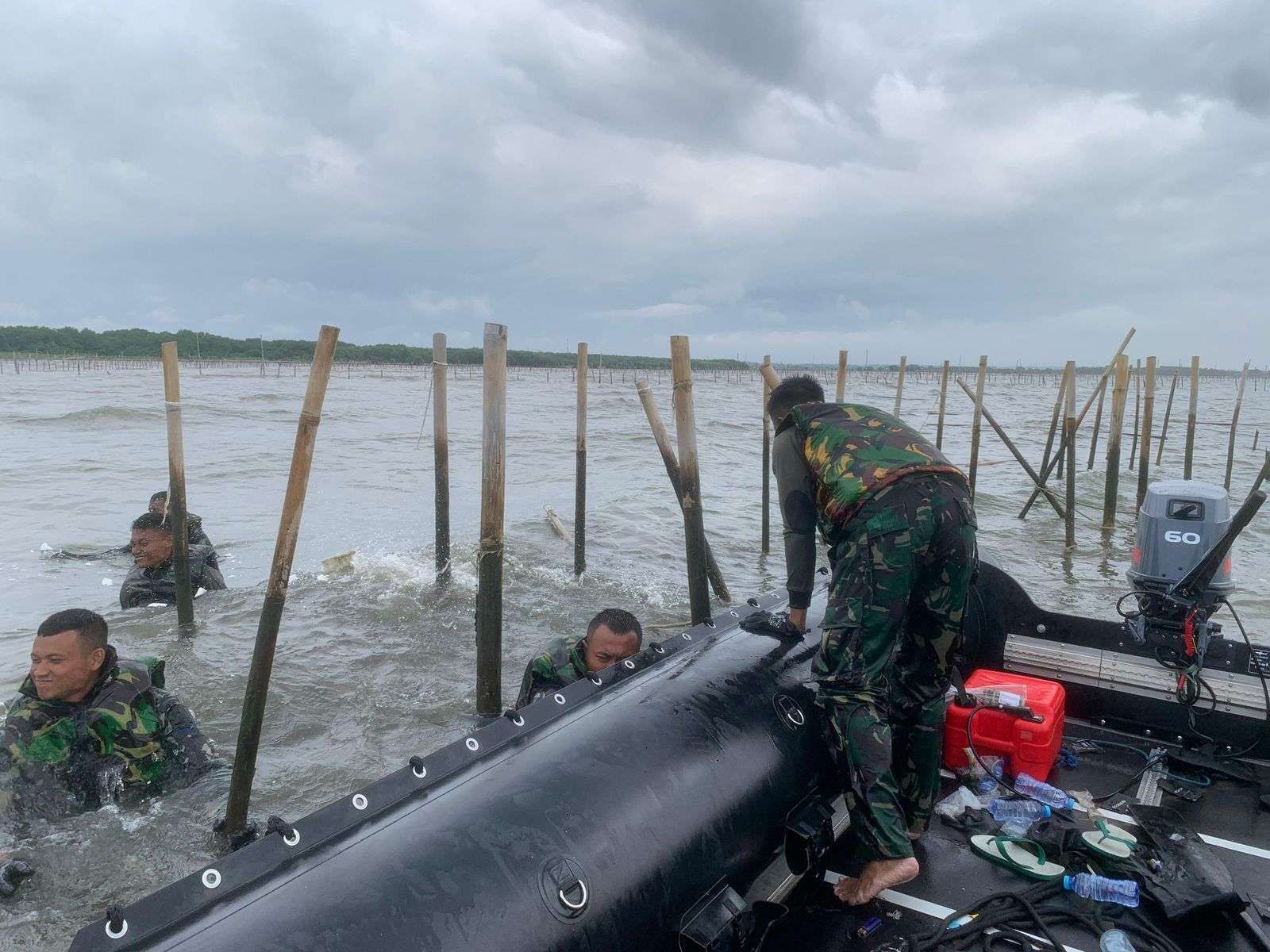 TNI AL bersama instansi maritim dan masyarakat nelayan terus berupaya keras membongkar pagar laut ilegal yang menghambat aktivitas nelayan.