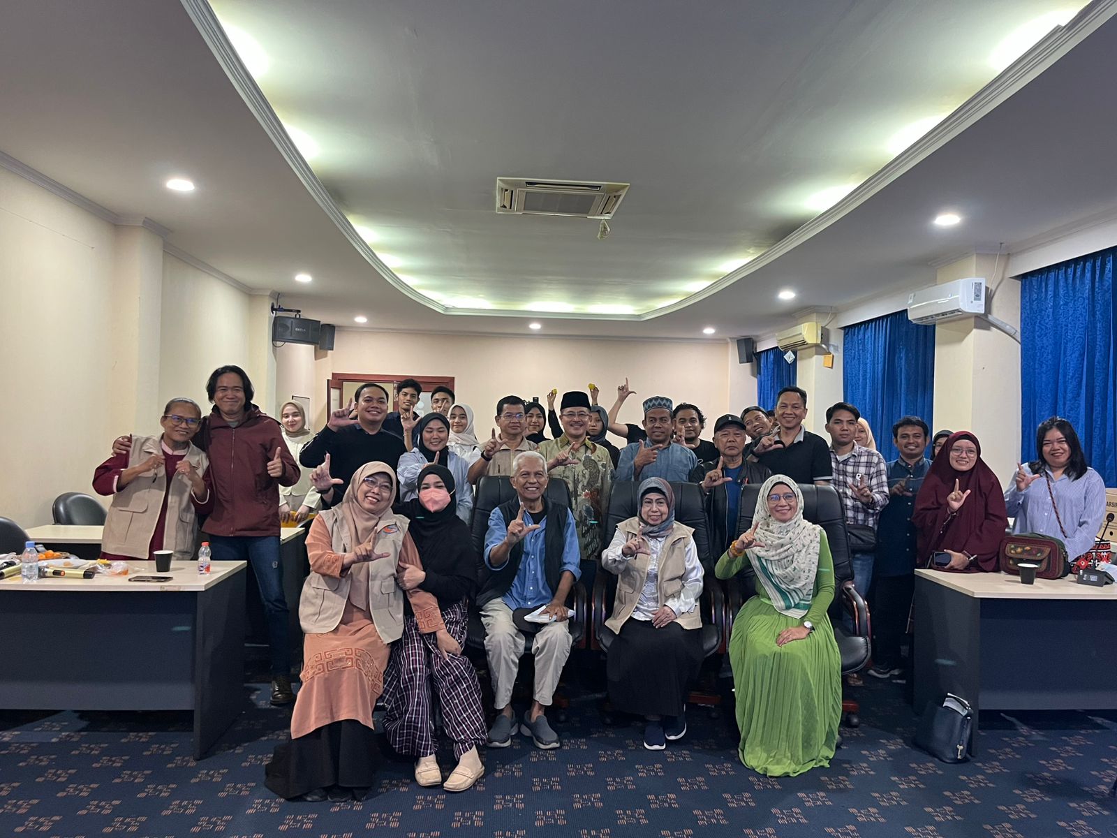 SAMBUTAN HANGAT: Unis Sagena (duduk, kedua kiri) bersama undangan saat peluncuran dan bedah buku di Dinas Perpustakaan dan Kearsipan Kaltim, Ahad (26/1).